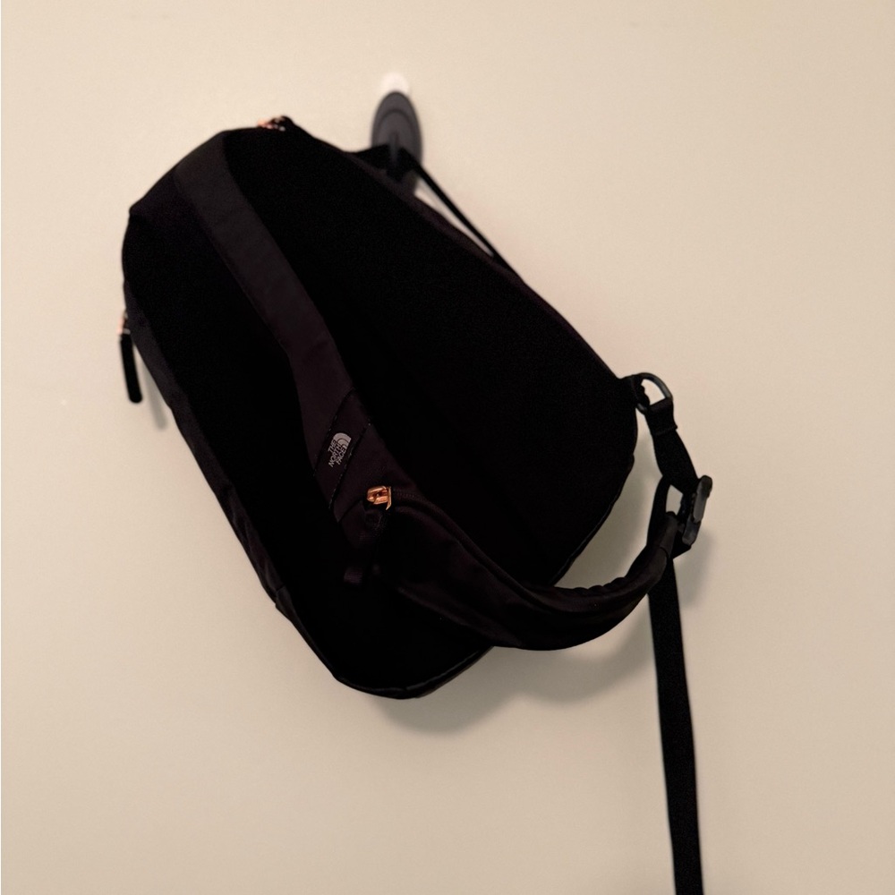 The North Face Isabella Sling Bag - Compact Everyday Carry - Picture 4 of 6